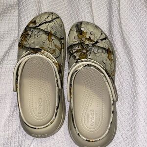 Like new platform crocs